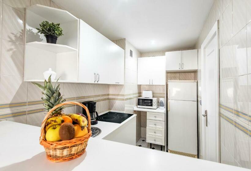 غرفة قياسية, First Flatotel International