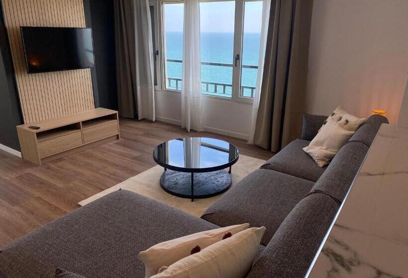 جناح ديلوكس, First Flatotel International