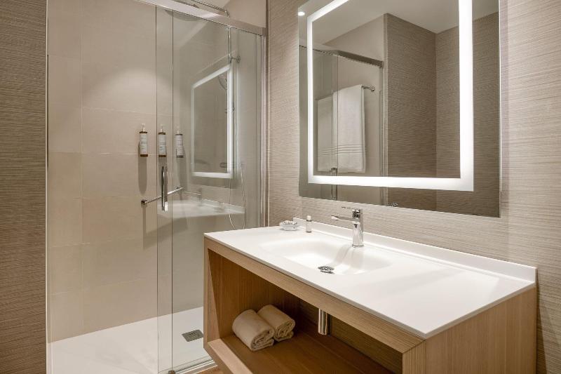 اتاق استاندارد با تخت بزرگ, Ac Hotel Som By Marriott