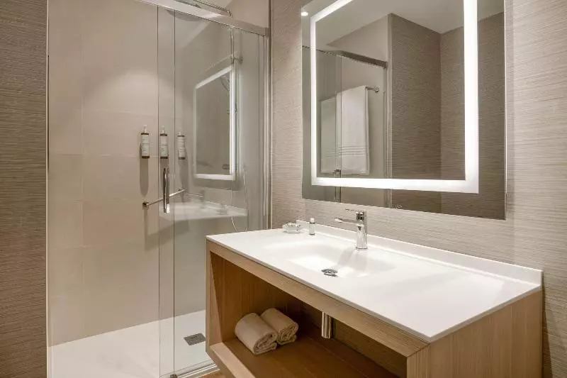 اتاق استاندارد با تخت بزرگ, Ac Hotel Som By Marriott