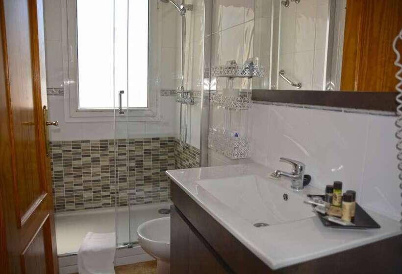 غرفة قياسية ثلاثية ذات إطلالة جانبية على البحر, Alandalus