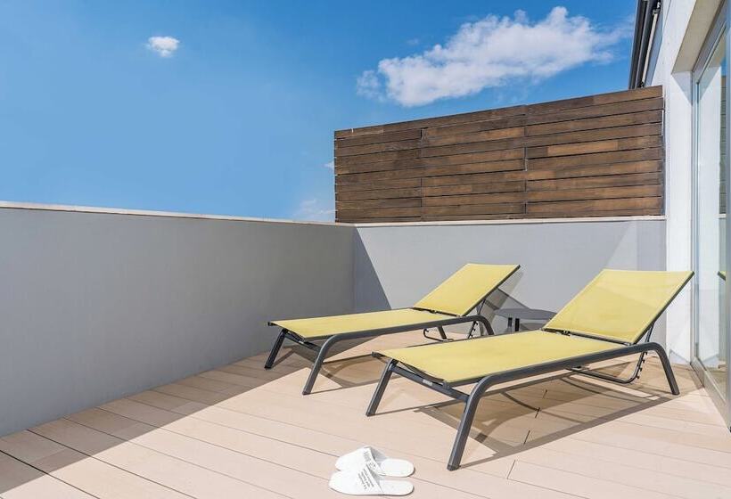 سوئیت جونیور با تراس, Artiem Madrid