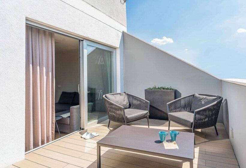 سوئیت جونیور با تراس, Artiem Madrid