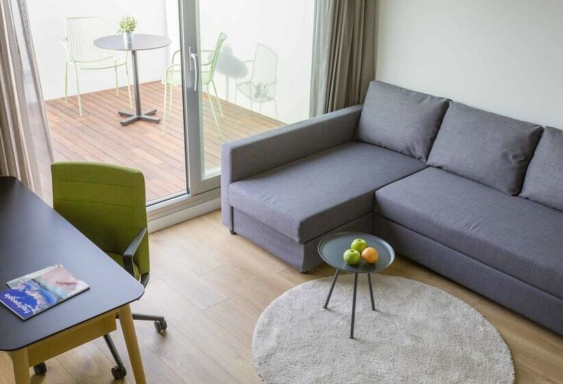 سوئیت جونیور با تراس, Artiem Madrid