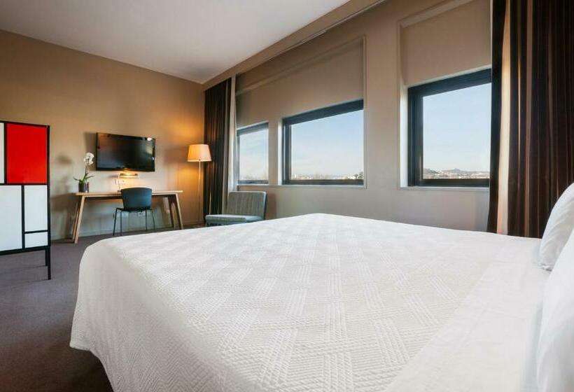 スーペリアールーム, De Guimaraes