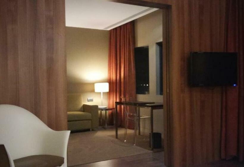 ファミリージュニアスイート, De Guimaraes