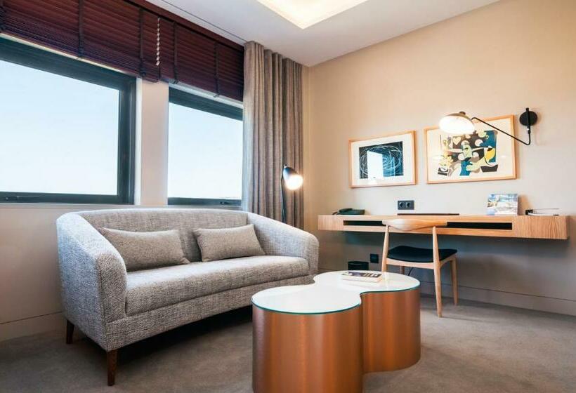 プレジデントスイートルーム, De Guimaraes