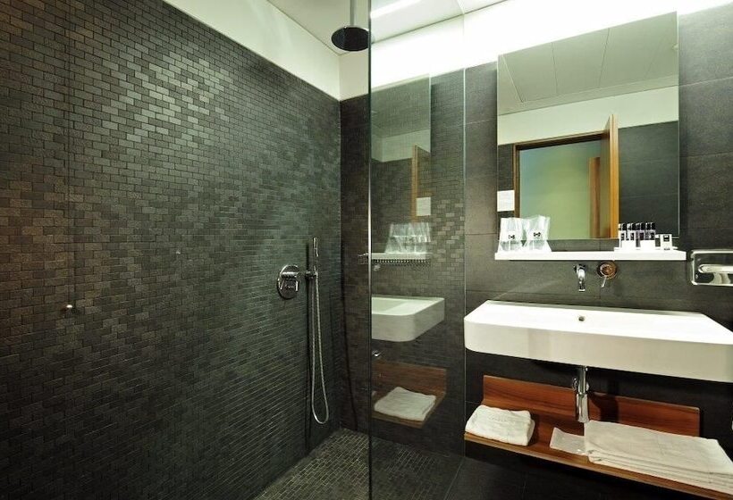 スタンダードルーム, De Guimaraes