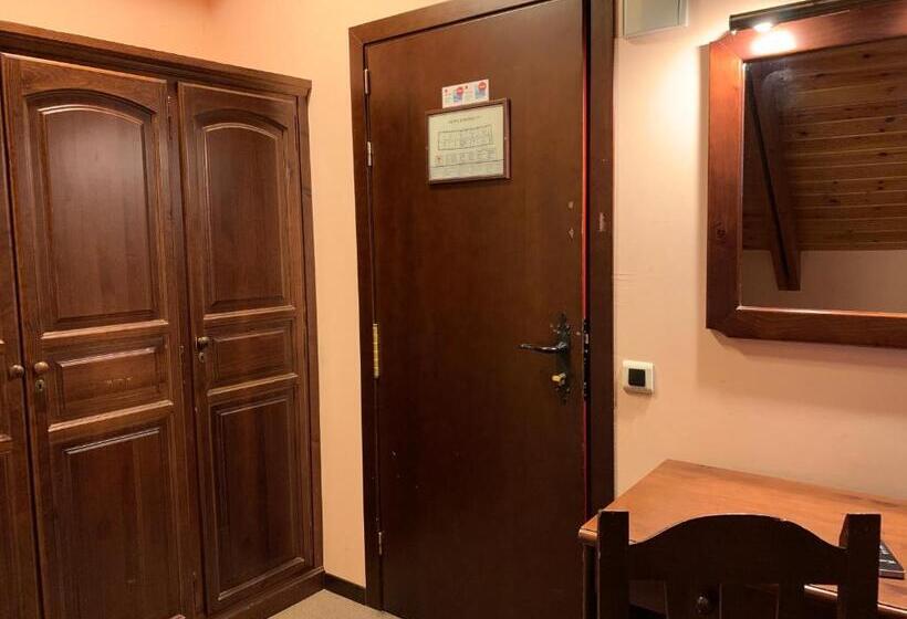 غرفة قياسية رباعية, Romànic