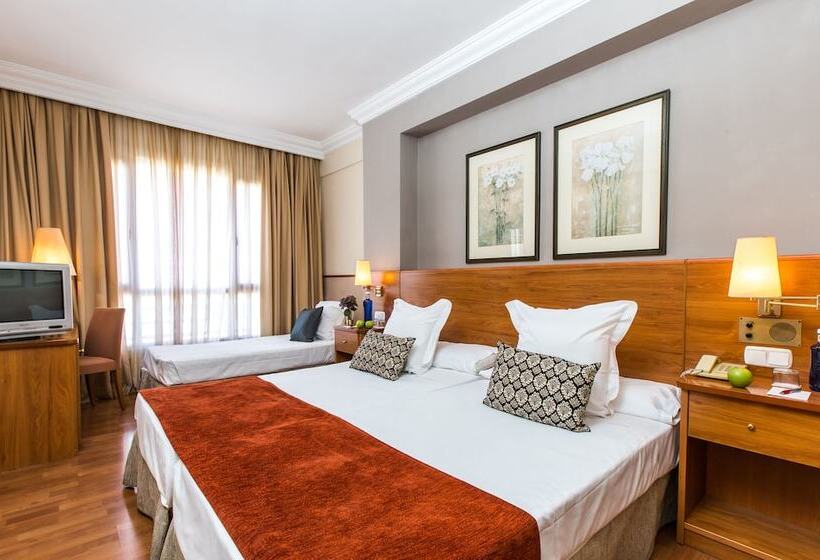 コンフォートトリプルルーム, Leonardo Hotel Granada