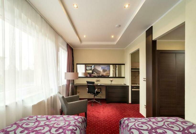 スタンダードルーム, Na Vývoji