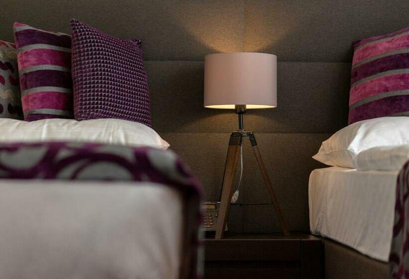 スタンダードルーム, Na Vývoji