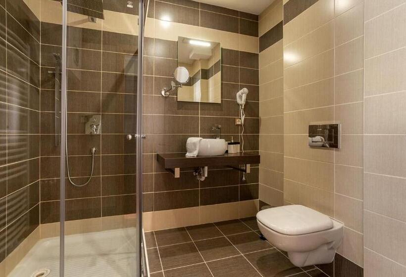 スタンダードルーム, Na Vývoji