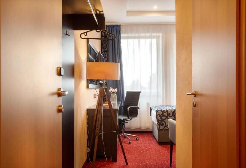 スタンダードシングルルーム, Na Vývoji