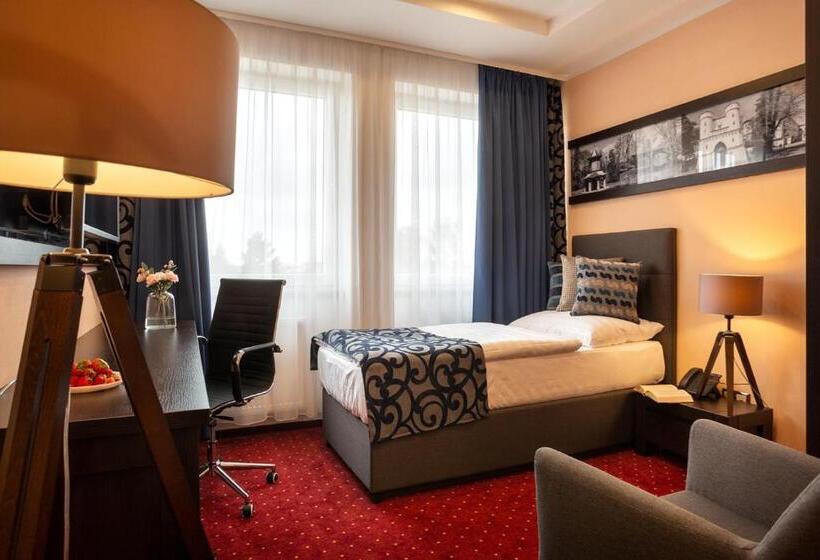 スタンダードシングルルーム, Na Vývoji