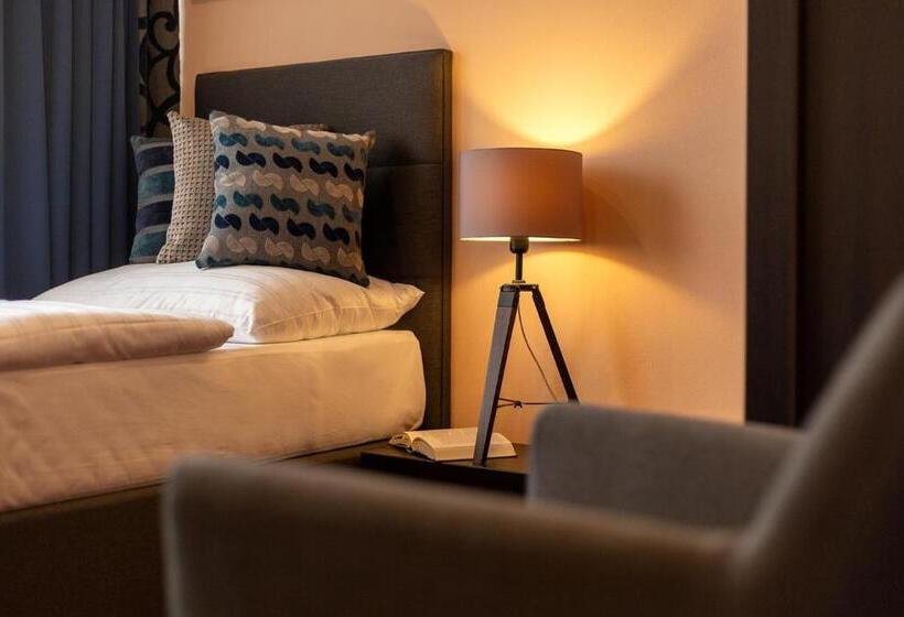 スタンダードシングルルーム, Na Vývoji