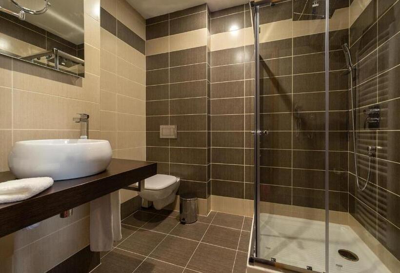 スタンダードルーム, Na Vývoji