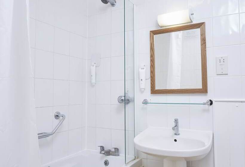 غرفة عائلية, Dog House By Chef & Brewer Collection