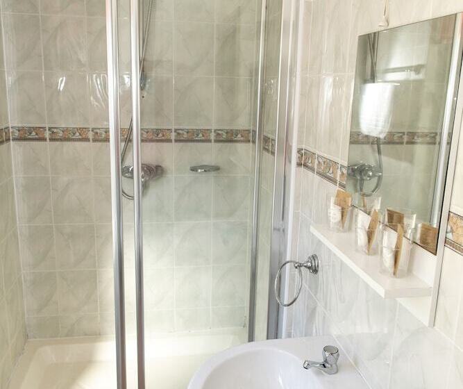 غرفة عائلية, Nomi Rooms & Restaurant