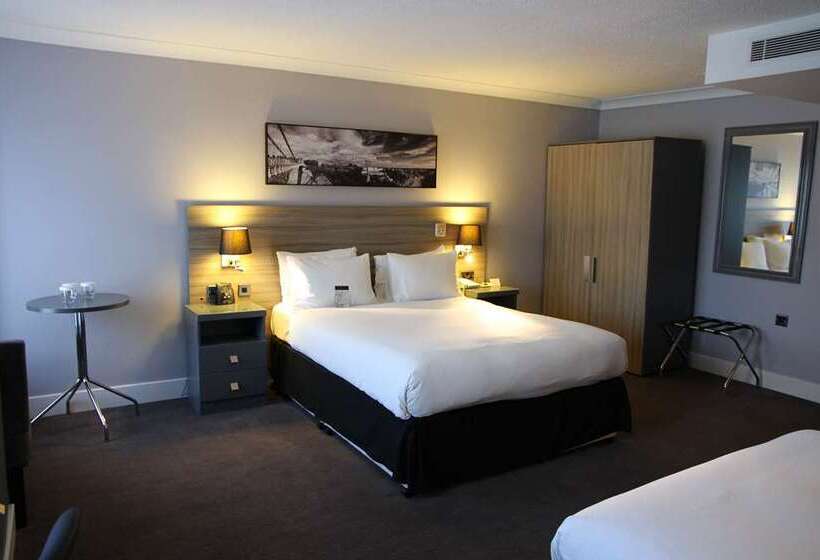 חדר סטנדרט מותאם לאדם עם מוגבלויות, Hilton Edinburgh Carlton