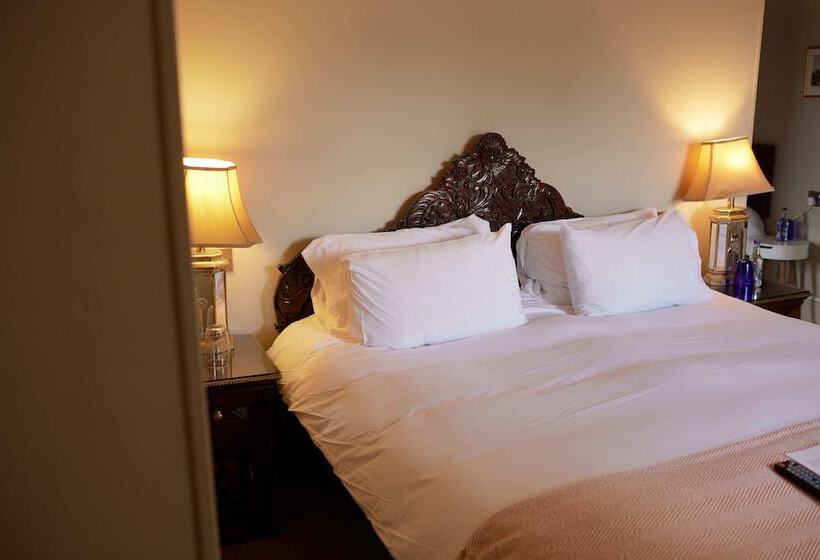 غرفة قياسية ثلاثية, The Pembroke Arms