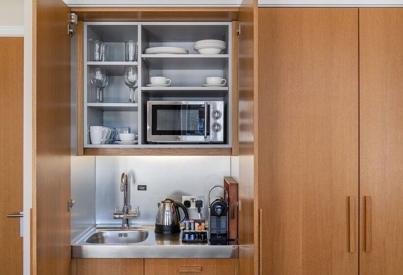 Номер Deluxe, The Resident Kensington