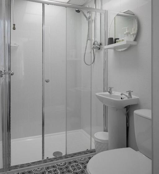 חדר משפחתי, The Wescoe Guesthouse