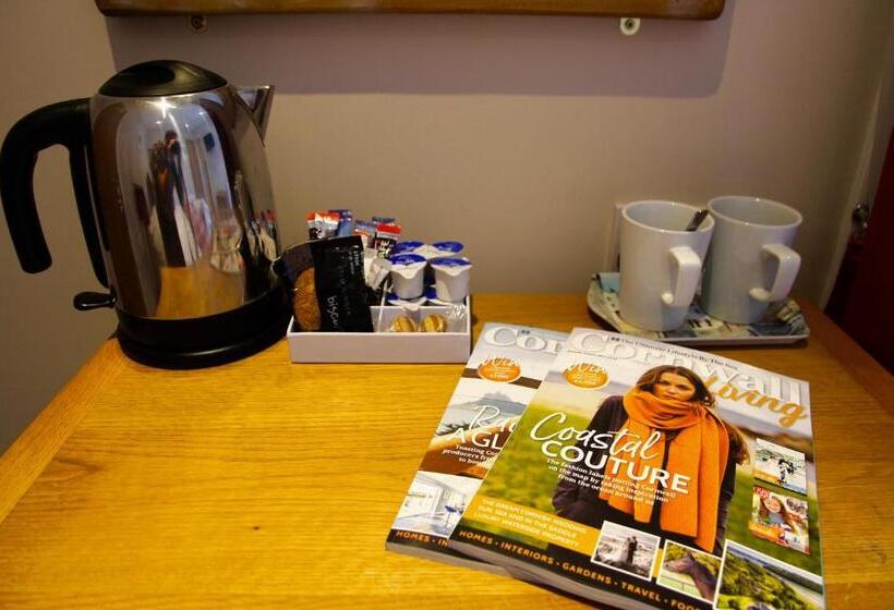 חדר משפחתי, The Western