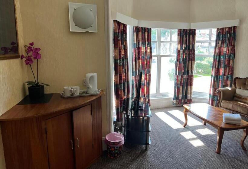 חדר משפחתי, Strathpeffer Hotel