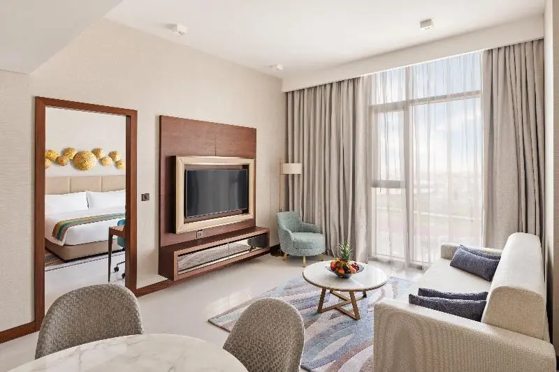 سوییت با چشم‌انداز استخر, Holiday Inn Dubai Al Maktoum Airport, An Ihg