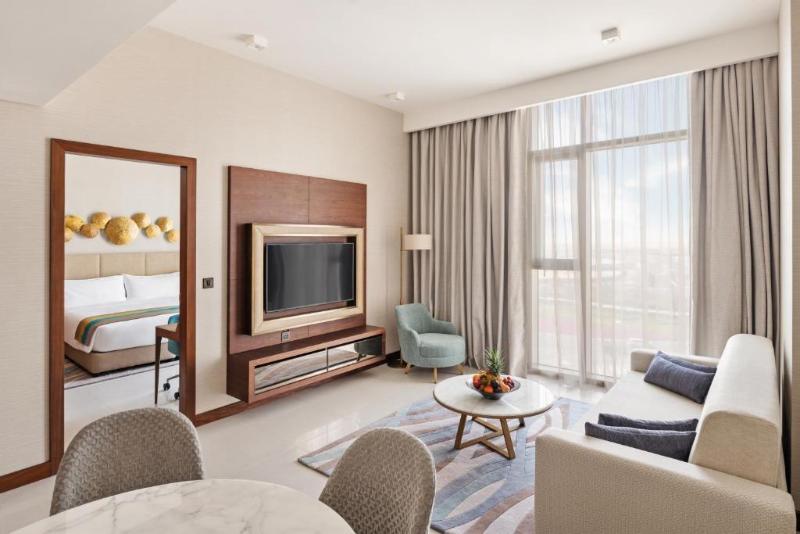 سوییت با چشمانداز استخر, Holiday Inn Dubai Al Maktoum Airport, An Ihg