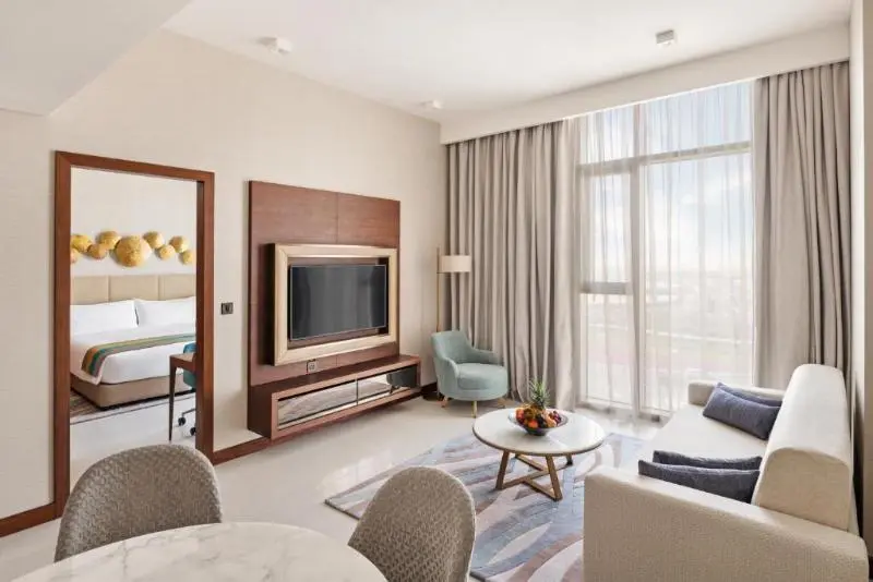 سوییت با چشم‌انداز استخر, Holiday Inn Dubai Al Maktoum Airport, An Ihg