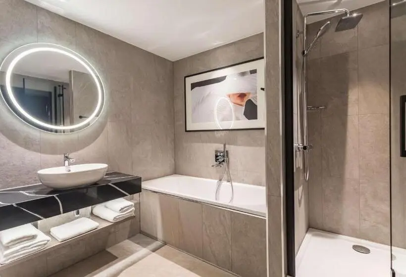 سوییت اجرایی, Radisson Red London Heathrow