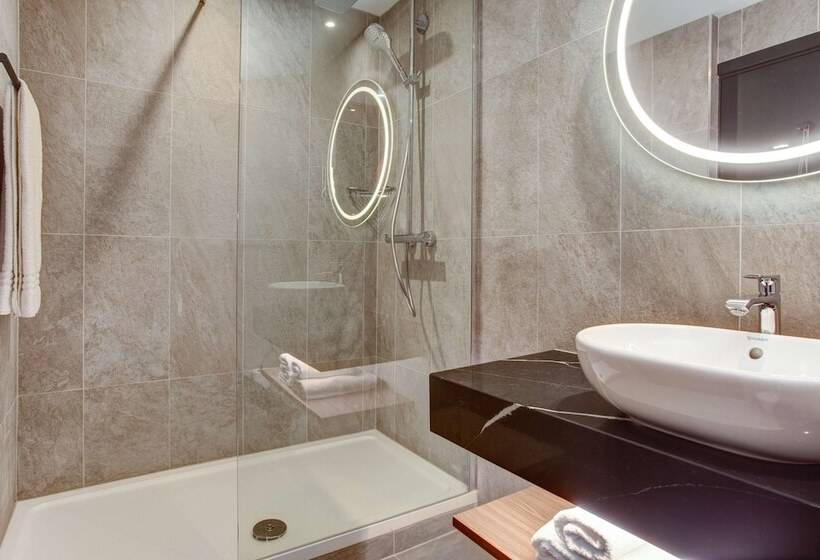 家庭间, Radisson Red London Heathrow