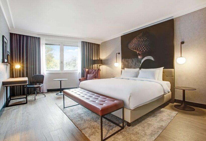 带观景的高级间, Radisson Red London Heathrow