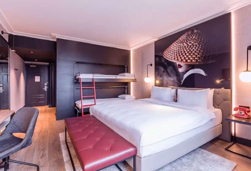 اتاق سوپریور با چشمانداز, Radisson Red London Heathrow