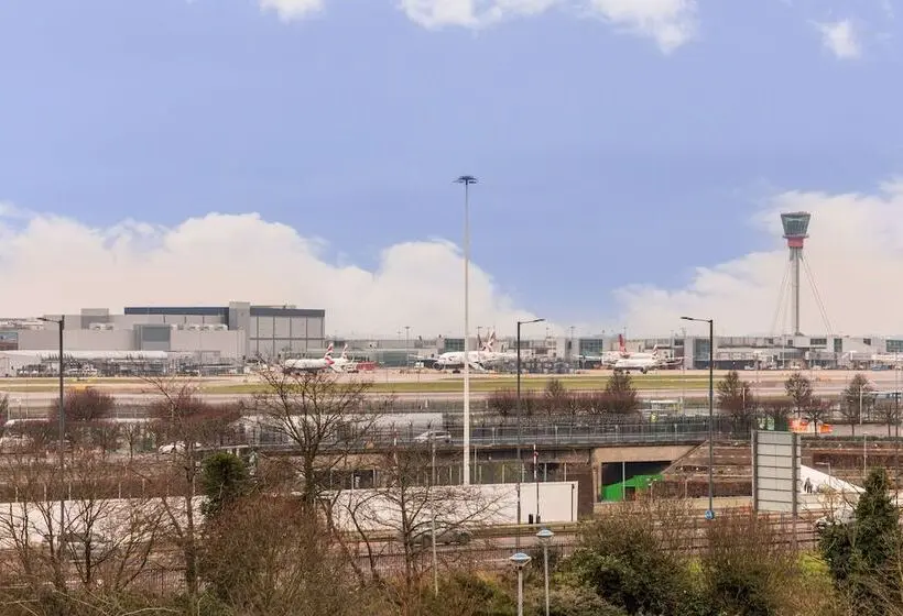 اتاق سوپریور با چشمانداز, Radisson Red London Heathrow