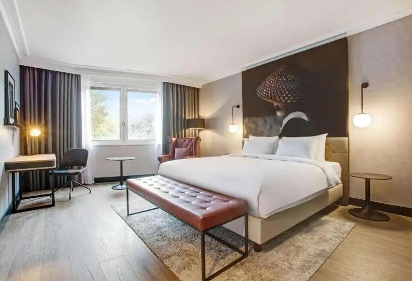 اتاق سوپریور با چشمانداز, Radisson Red London Heathrow