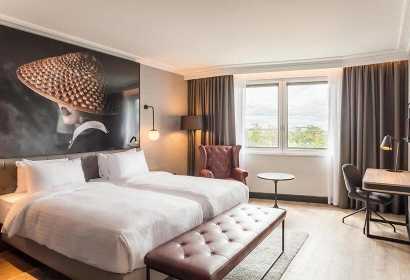 Family Room, Radisson Red  London Heathrow