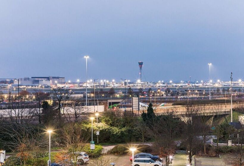Superior Room with Views, Radisson Red  London Heathrow