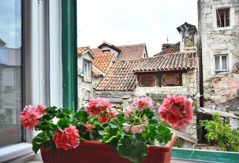 استودیوی لوکس, Jr Luxury Guesthouse