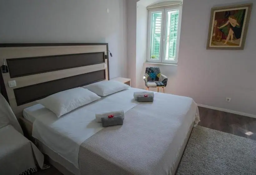 استودیوی لوکس, Jr Luxury Guesthouse
