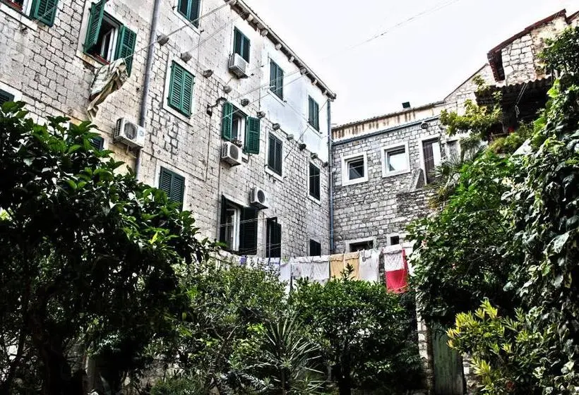 استودیوی لوکس, Jr Luxury Guesthouse