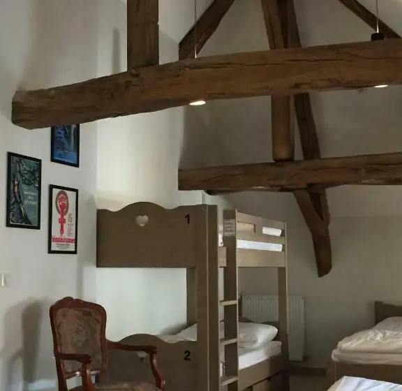 ルームシェアのワンベッド, L'auberge De Treigny