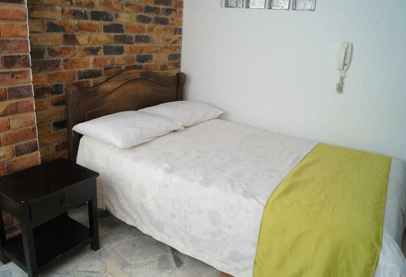 חדר בסיסי, Engatama