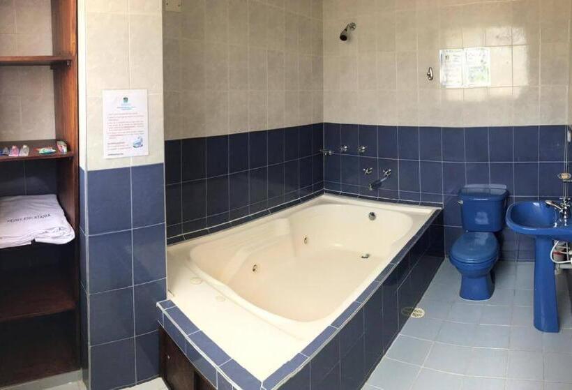 סוויטה עם ג'קוזי, Engatama