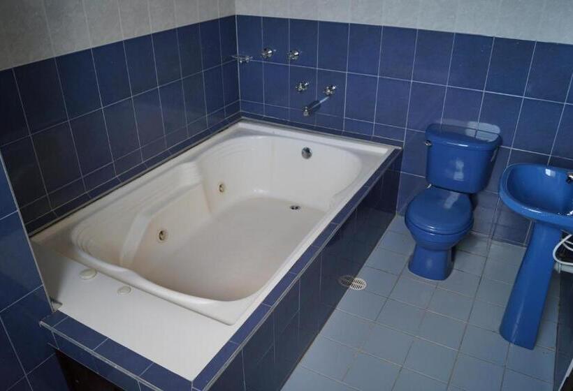 סוויטה עם ג'קוזי, Engatama