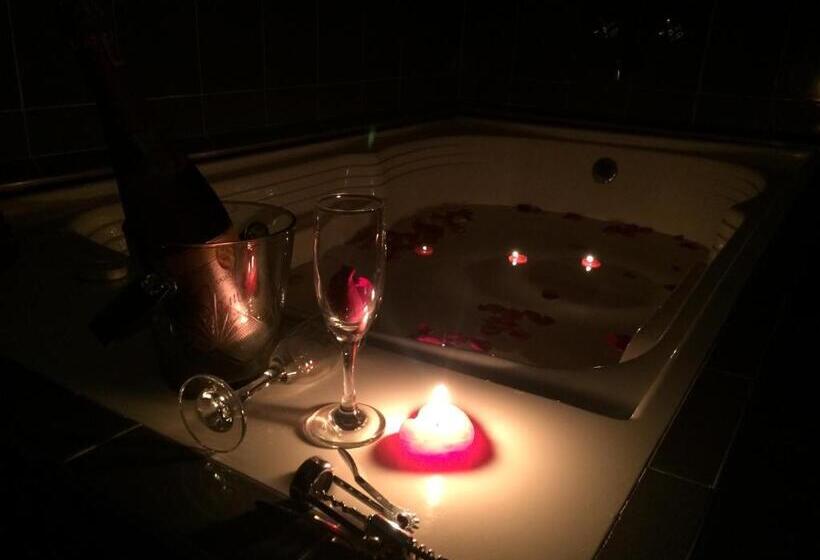 סוויטה עם ג'קוזי, Engatama