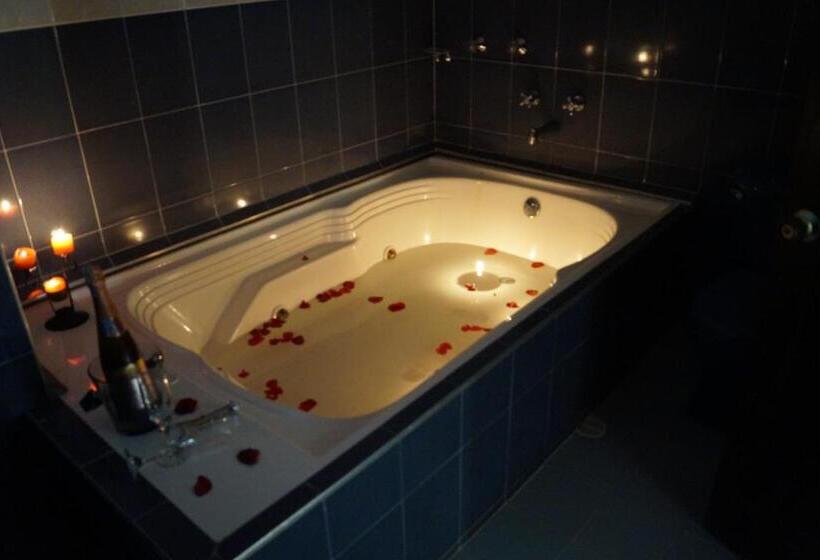 סוויטה עם ג'קוזי, Engatama