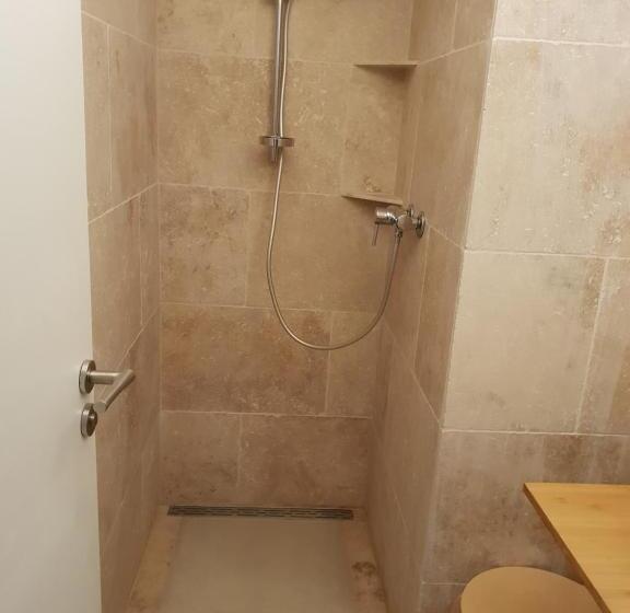 إستوديو قياسى مزودة بتراس, K.n.c.1601